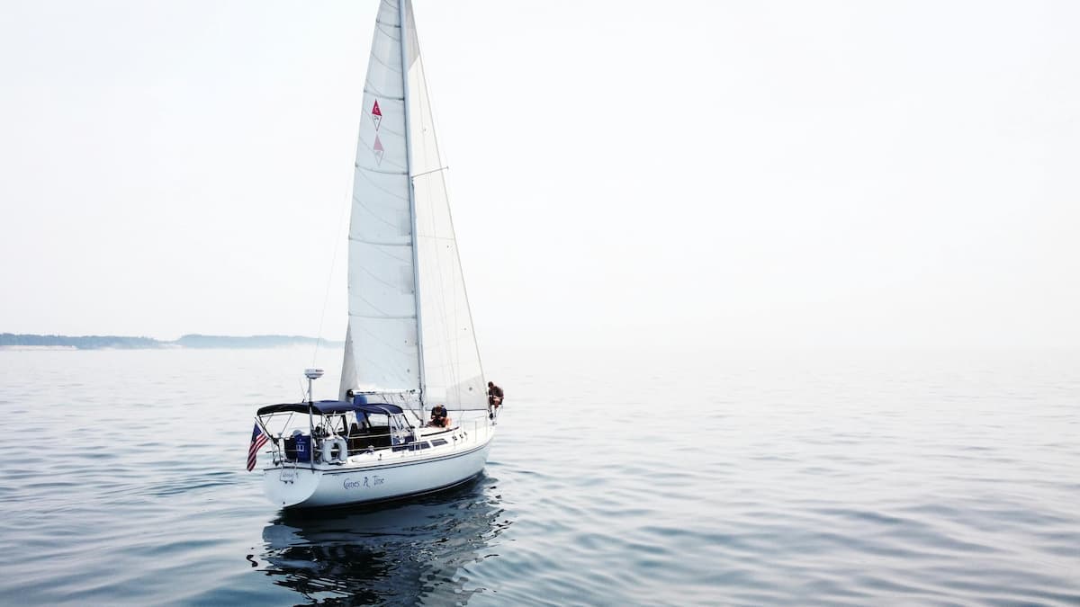 Segelbåt i skärgården