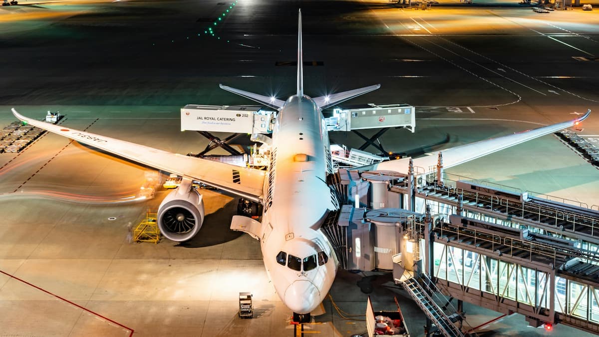 Par på flygplats med resväska